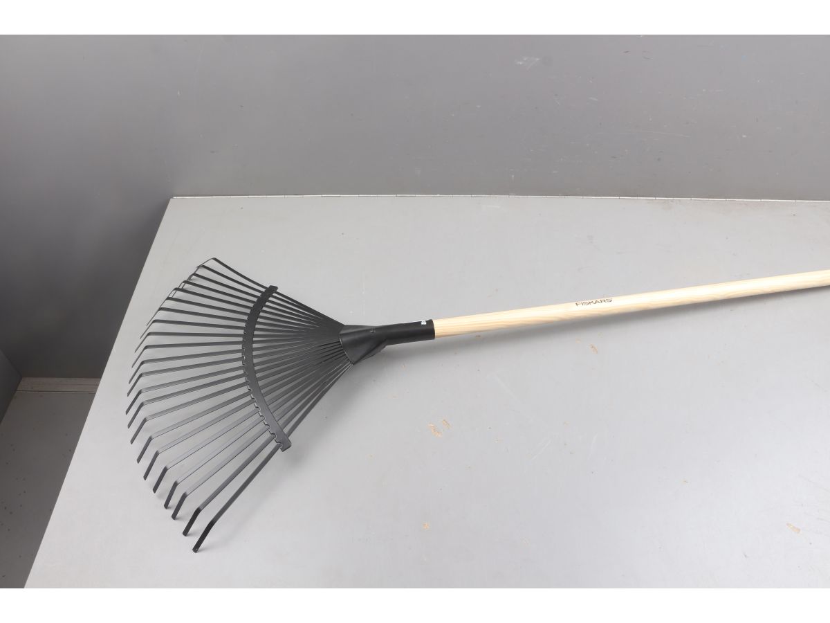 Грабли для листьев с чер. Classic FISKARS уцененный (0617258520)