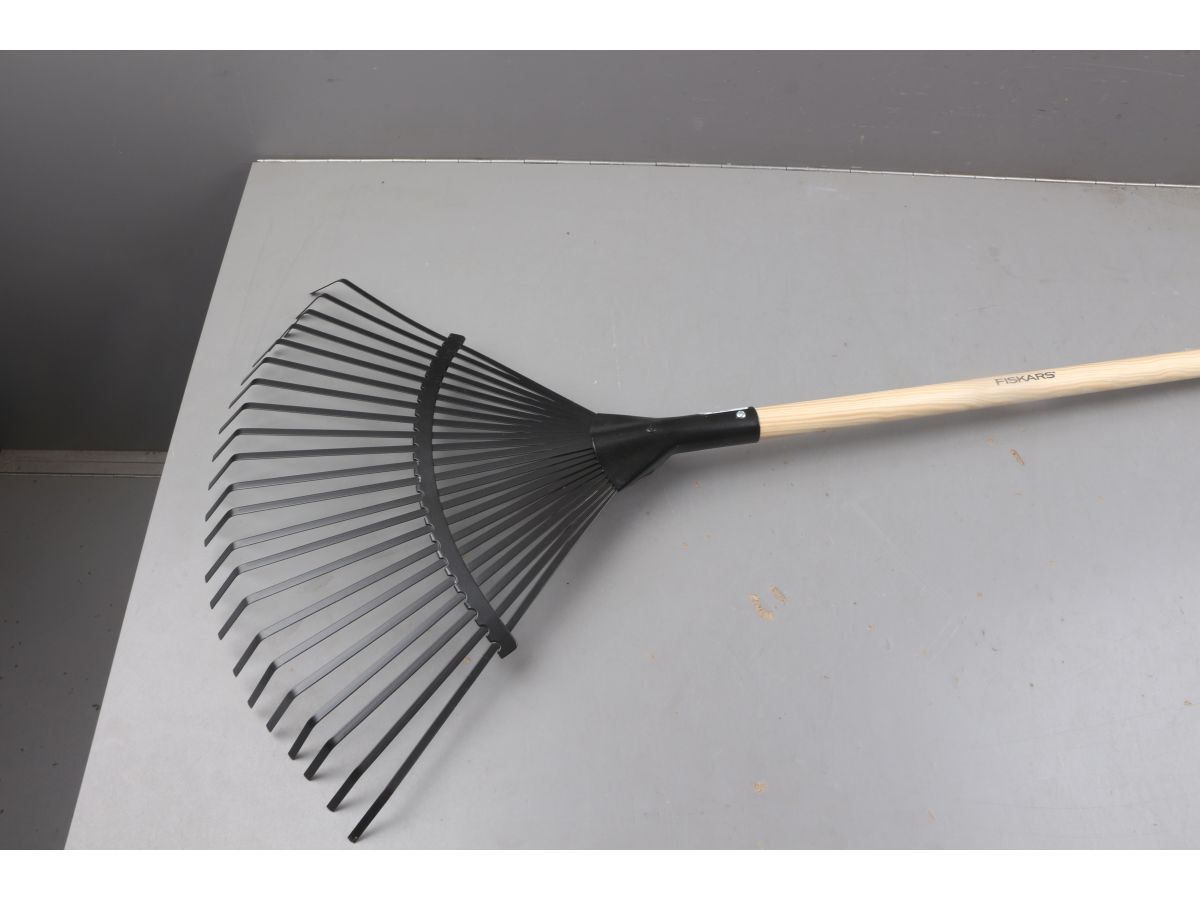 Грабли для листьев с чер. Classic FISKARS уцененный (0617258520)