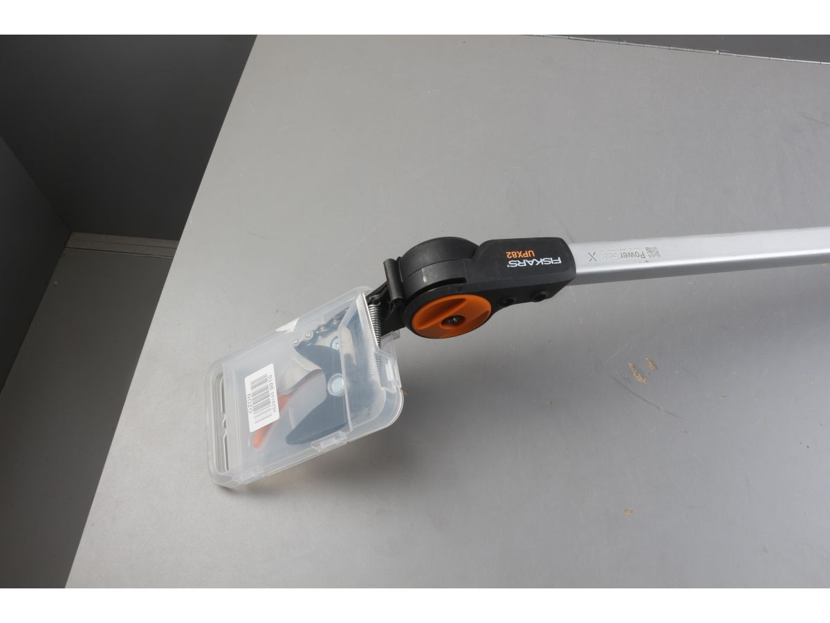 Сучкорез универсальный UPX82 FISKARS PowerGear уцененный (0712097900)