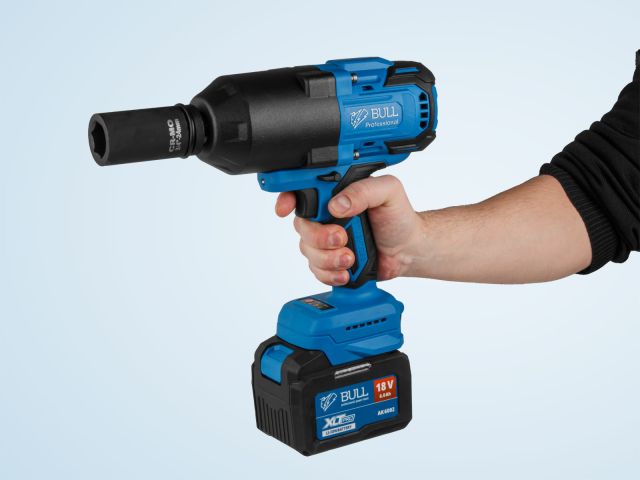 Аккум. ударный гайковерт BULL SC 1810 Xcase, XLTpro, БЕСЩЕТ., 18 В, 1500 Н*м, 3/4", 1х6 А*ч, з/у 6 А (Масса: 3,92 кг;)