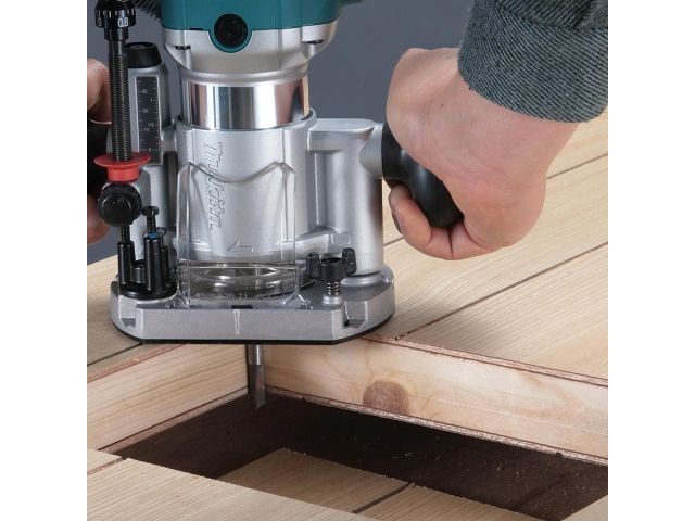 Фрезер кромочный MAKITA RT 0702 CX2 + аксессуары в сумке (710 Вт, цанга 8 мм, 30000 об/мин, регул. об.)