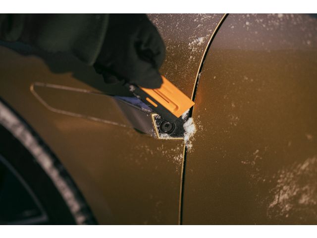 Скребок автомобильный двусторонний Solid  Duo FISKARS (съемный скребок)