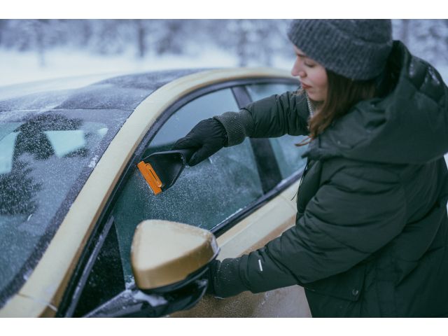 Скребок автомобильный двусторонний Solid  Duo FISKARS (съемный скребок)