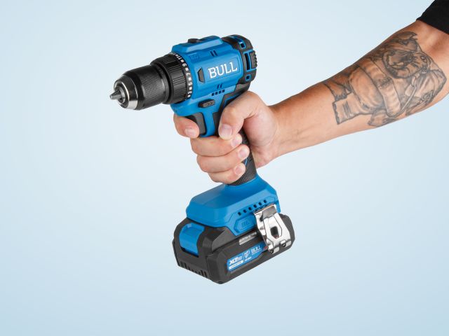 Аккум. дрель-шуруповерт BULL SR 1803 в чем. XLTpro БЕСЩЕТ., 2x2 А*ч, 18 В, 45 Н*м, БЗП 10 мм (шурупы до 10 мм)