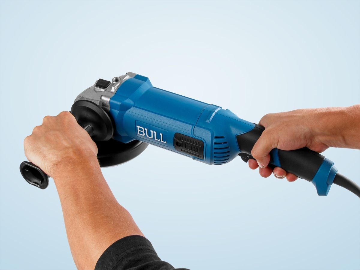Двуручная углошлифмашина BULL WS 1501 в кор. 150 мм, 1400 Вт, 8400 об/мин, пылезащ., 4м кабель