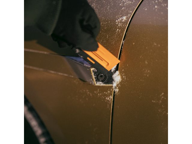 Щетка для снега 47см со скребком Solid FISKARS (щетка-сметка снеговая, съемный скребок)