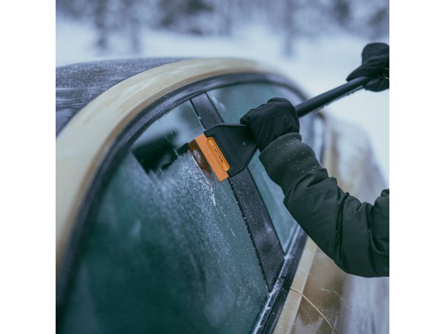 Щетка для снега 47см со скребком Solid FISKARS (щетка-сметка снеговая, съемный скребок)