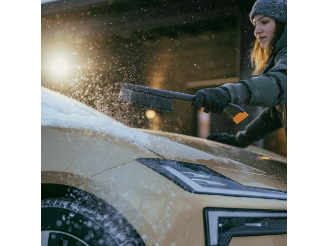 Щетка для снега 47см со скребком Solid FISKARS (щетка-сметка снеговая, съемный скребок)