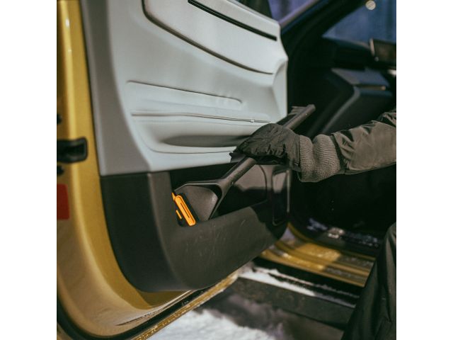 Щетка для снега 47см со скребком Solid FISKARS (щетка-сметка снеговая, съемный скребок)