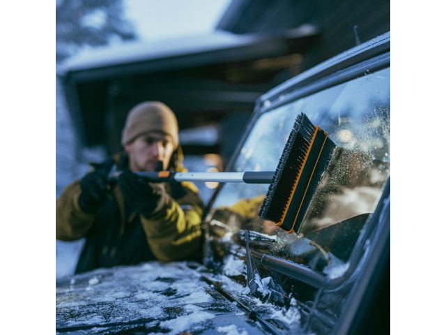 Щетка для снега 96-121см телескоп. со скребком X-series FISKARS (щетка-сметка снеговая, съемный скребок)