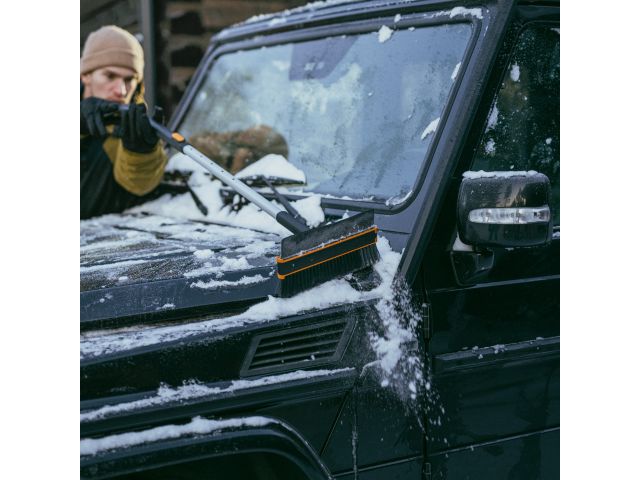 Щетка для снега 96-121см телескоп. со скребком X-series FISKARS (щетка-сметка снеговая, съемный скребок)