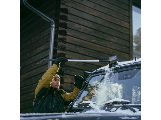 Щетка для снега 96-121см телескоп. со скребком X-series FISKARS (щетка-сметка снеговая, съемный скребок)