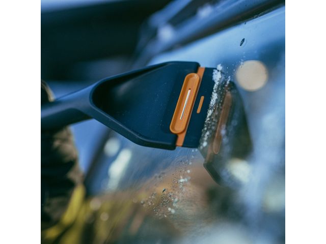Щетка для снега 96-121см телескоп. со скребком X-series FISKARS (щетка-сметка снеговая, съемный скребок)