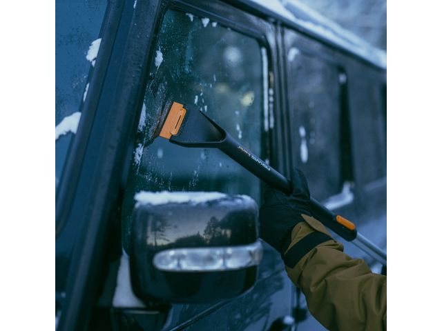 Щетка для снега 96-121см телескоп. со скребком X-series FISKARS (щетка-сметка снеговая, съемный скребок)