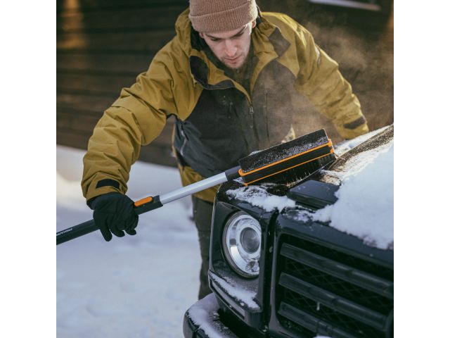 Щетка для снега 96-121см телескоп. со скребком X-series FISKARS (щетка-сметка снеговая, съемный скребок)