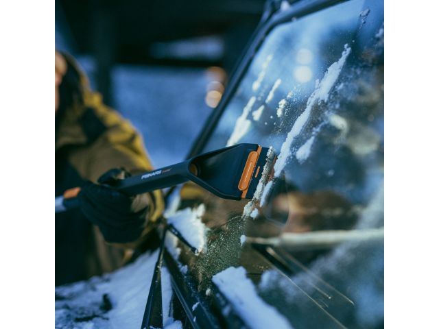 Щетка для снега 96-121см телескоп. со скребком X-series FISKARS (щетка-сметка снеговая, съемный скребок)
