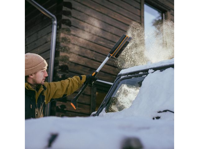 Щетка для снега 96-121см телескоп. со скребком X-series FISKARS (щетка-сметка снеговая, съемный скребок)