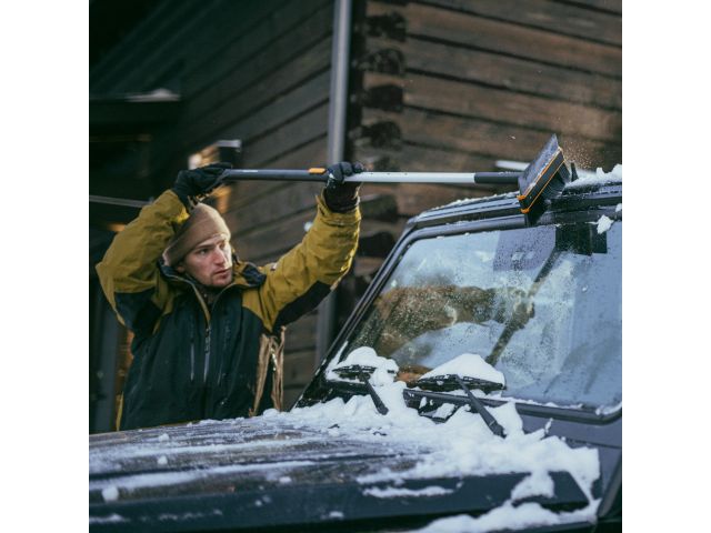 Щетка для снега 96-121см телескоп. со скребком X-series FISKARS (щетка-сметка снеговая, съемный скребок)