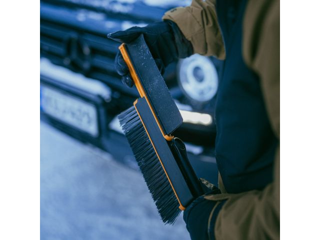 Щетка для снега 96-121см телескоп. со скребком X-series FISKARS (щетка-сметка снеговая, съемный скребок)