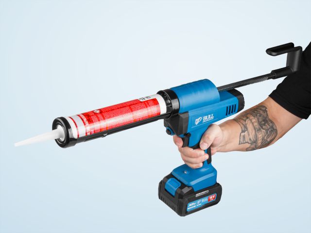 Аккум. пистолет для герметика BULL CG 1860 SET(1х4), сумка, 300/600 мл, 2500 Н, 8,3 мм/с, рег. скор. (защита от вытекания, 2 кг, 2 тубы в ко