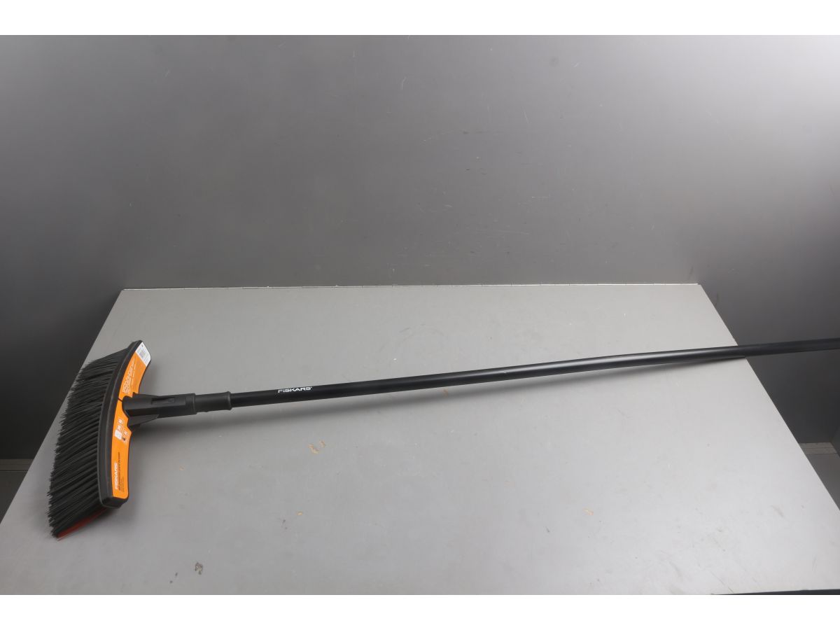 Метла средняя Solid FISKARS уцененный (1106214912)