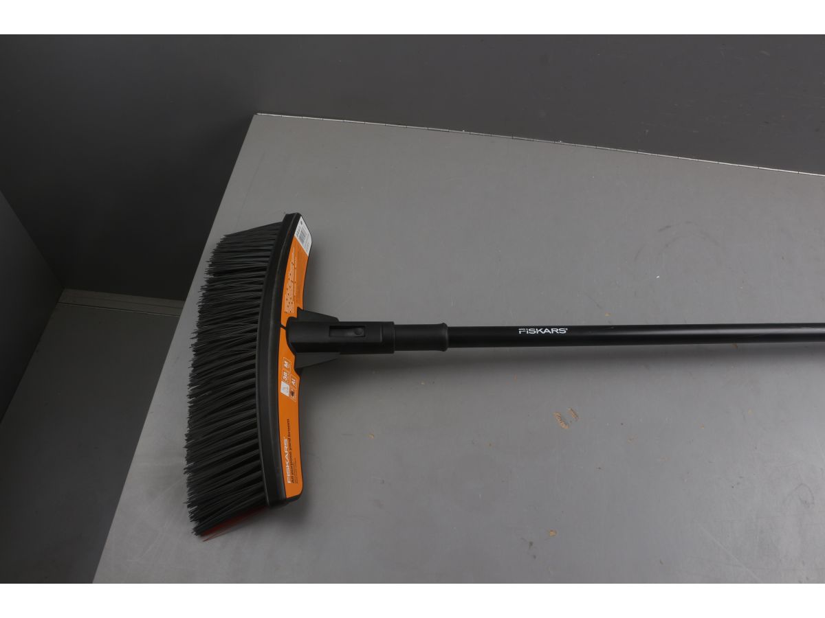 Метла средняя Solid FISKARS уцененный (1106214912)