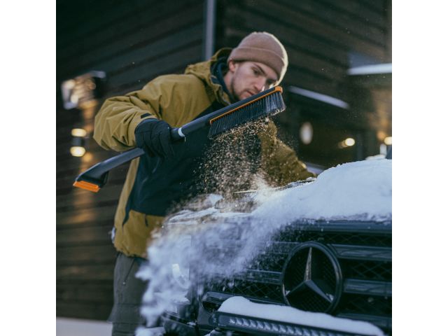 Щетка для снега 85-113см телескоп. со скребком X-series FISKARS (щетка-сметка снеговая, съемный скребок)