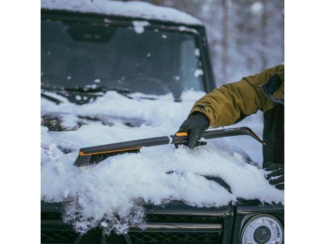 Щетка для снега 85-113см телескоп. со скребком X-series FISKARS (щетка-сметка снеговая, съемный скребок)