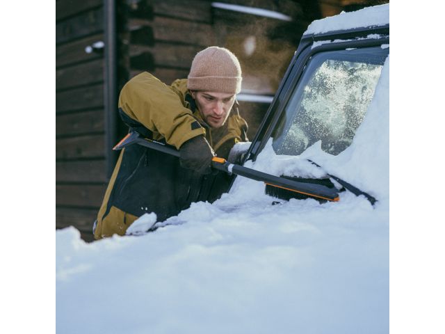 Щетка для снега 85-113см телескоп. со скребком X-series FISKARS (щетка-сметка снеговая, съемный скребок)