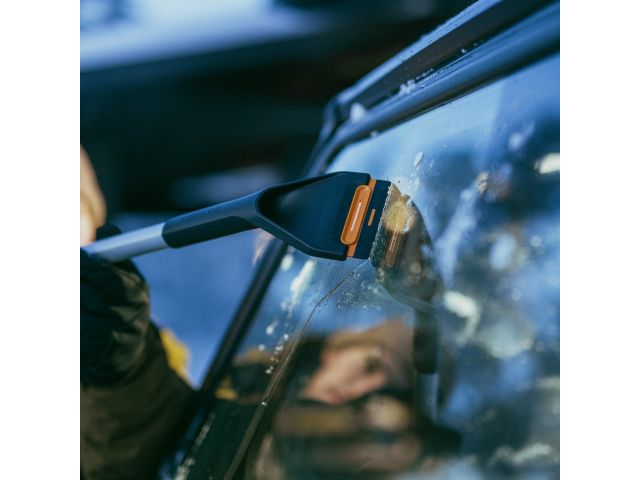 Щетка для снега 85-113см телескоп. со скребком X-series FISKARS (щетка-сметка снеговая, съемный скребок)