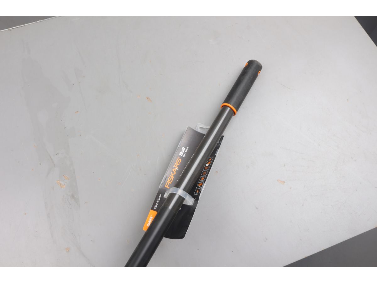 Черенок алюминиевый графитовый 156см QuikFit FISKARS уцененный (1277833086)