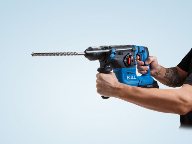 Аккум. перфоратор BULL CBH 1826 Xcase, XLTpro, БЕСЩЕТ., 18 В, 2.6 Дж, 26 мм, 1x4 А*ч, з/у (3 режима + Vario-lock, 3,2 кг)