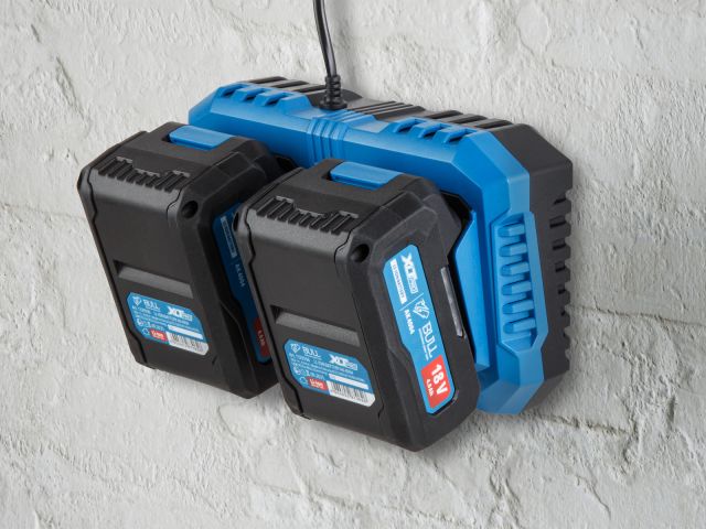 Набор аккумулятор 2х4 А*ч и зарядное устройство 2х4 А BULL XLTpro в чем. SET (18 В, 2x4 А*ч, Li-ion, З/У 2 слота, 2х4 А)