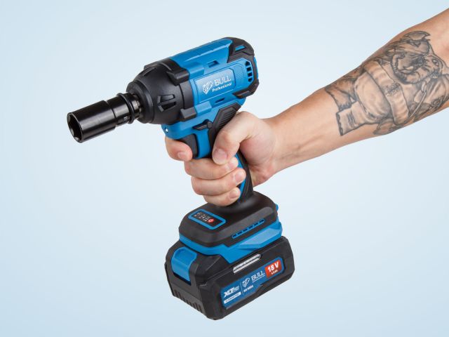 Аккум. ударный гайковерт BULL SC 1804 Xcase, XLTpro, БЕСЩЕТ., 18 В, 400 Н*м, 1/2", 2х4 А*ч, з/у 4 А (вес 2.0 кг)