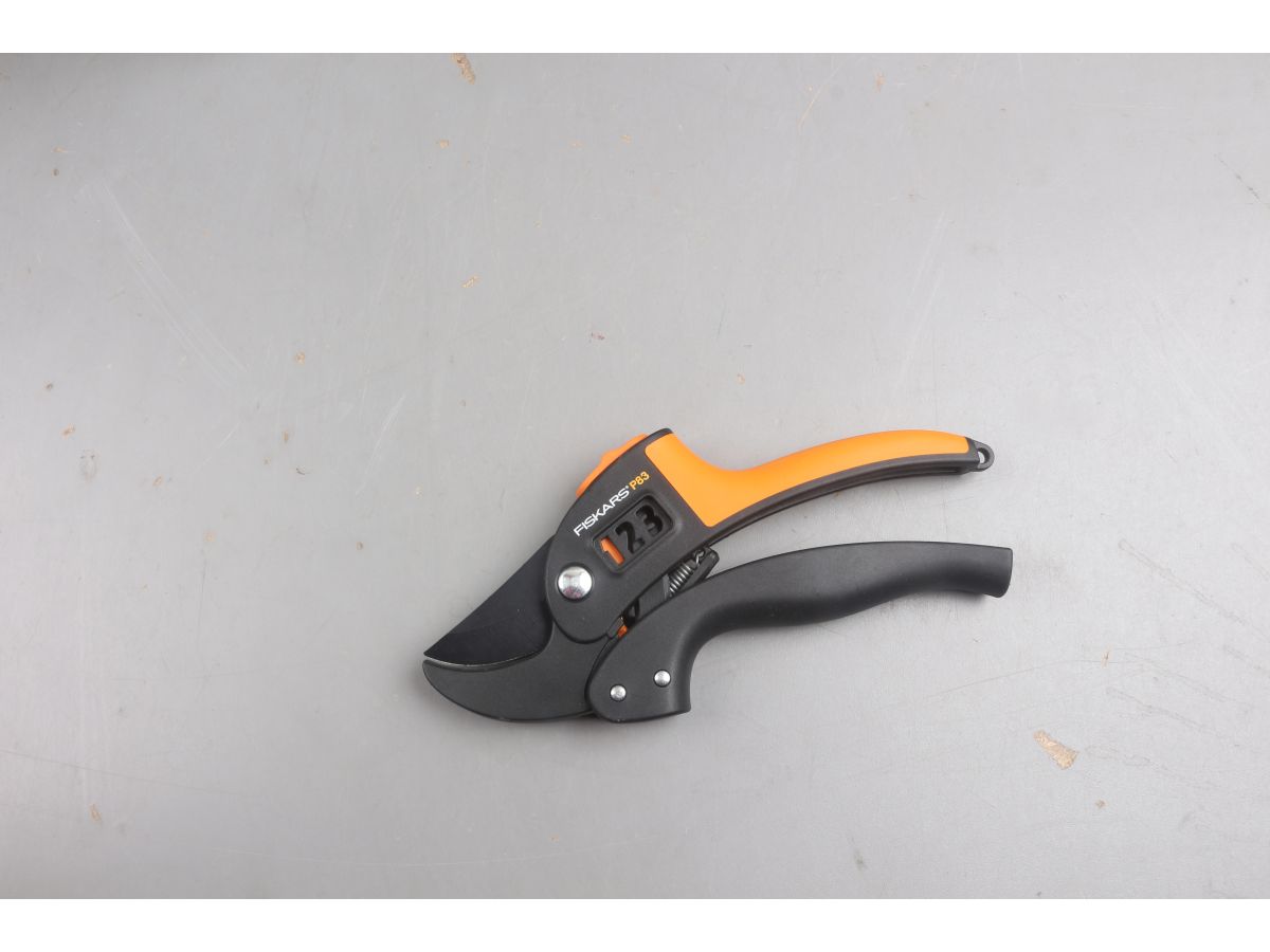 Секатор контактный FISKARS PowerStep с храповым механизмом уцененный (1873609375)