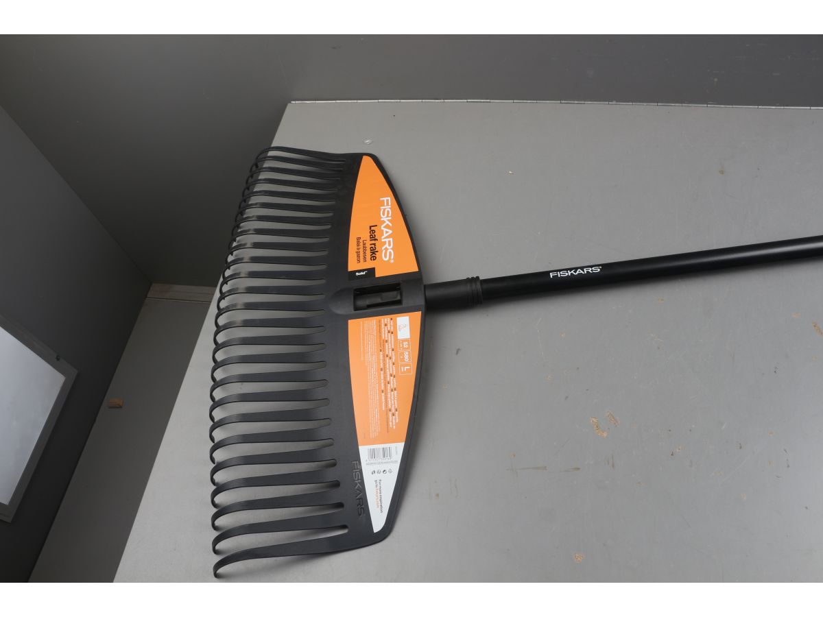 Грабли Solid для листьев L FISKARS (135016) уцененный (2196535392)