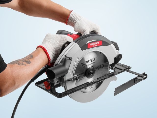 Циркулярная пила WORTEX CS 2175 в кор. 1900 Вт, 210 мм, до 75 мм (макс. глуб. пропила в дереве (90°/45°) 75/53 мм)
