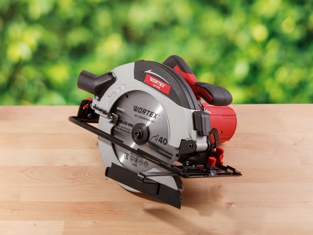 Циркулярная пила WORTEX CS 2175 в кор. 1900 Вт, 210 мм, до 75 мм (макс. глуб. пропила в дереве (90°/45°) 75/53 мм)