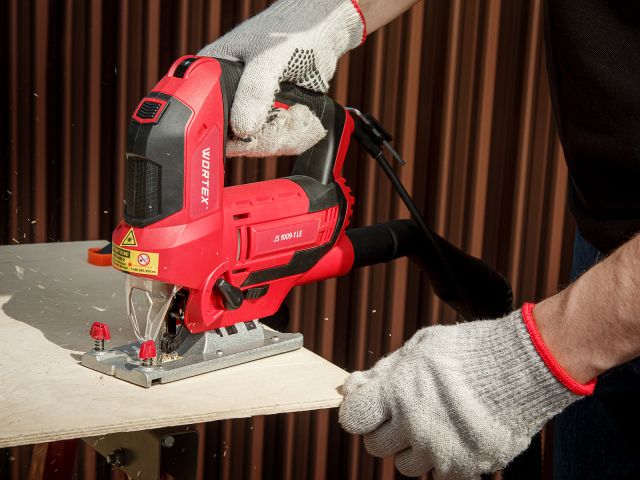 Лобзик электрический WORTEX JS 1009-1 LE в кор. 850 Вт, 500-3000 ход/мин, пропил до 100 мм (Лазер, подсветка, литая платформа)