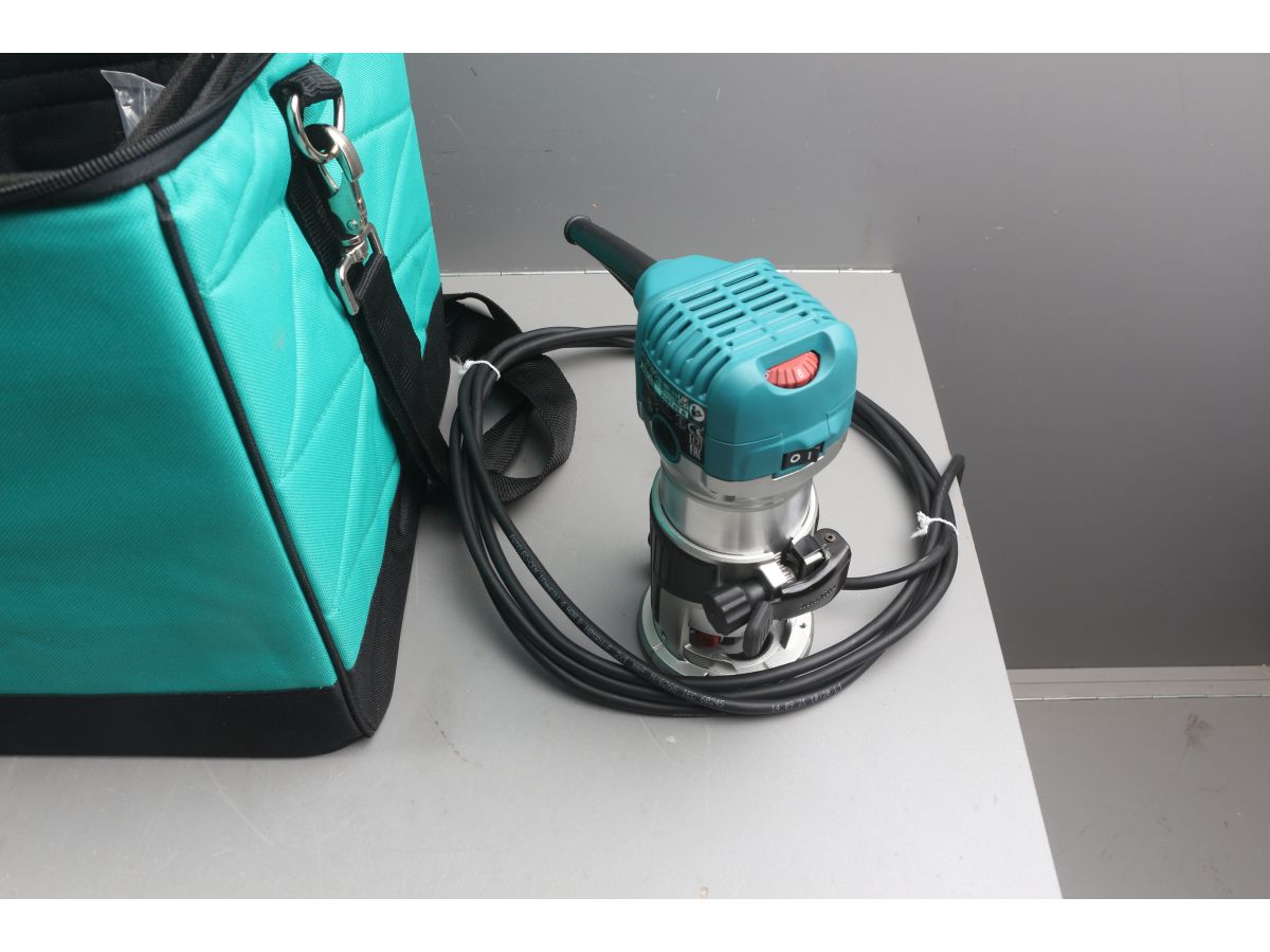 Фрезер кромочный MAKITA RT 0700 CX2 + аксессуары в сумке уцененный (2712747702)