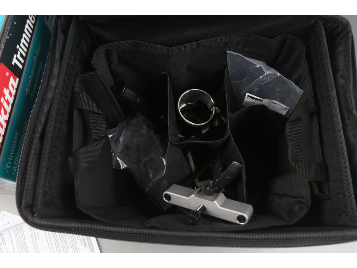 Фрезер кромочный MAKITA RT 0700 CX2 + аксессуары в сумке уцененный (2712747702)