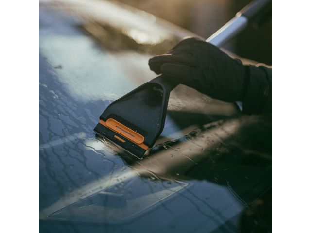 Щетка для снега 63см со скребком Plus FISKARS (щетка-сметка снеговая, съемный скребок)