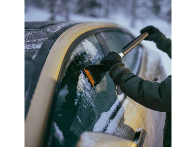 Щетка для снега 63см со скребком Plus FISKARS (щетка-сметка снеговая, съемный скребок)