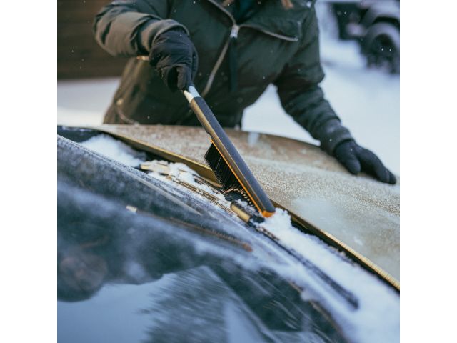 Щетка для снега 63см со скребком Plus FISKARS (щетка-сметка снеговая, съемный скребок)