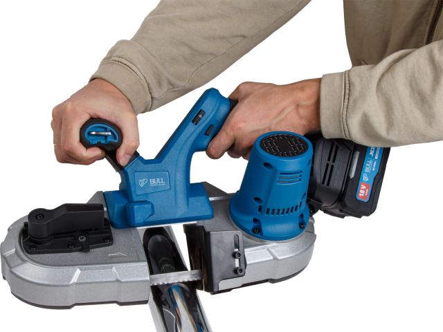 Аккум. ленточная пила BULL CBS 6583 в кор. XLTpro SOLO, БЕСЩЕТ., 18 В, 3,2 м/с, 65 мм (835х13х0.65 мм, подсветка, бесключевая смена оснастки