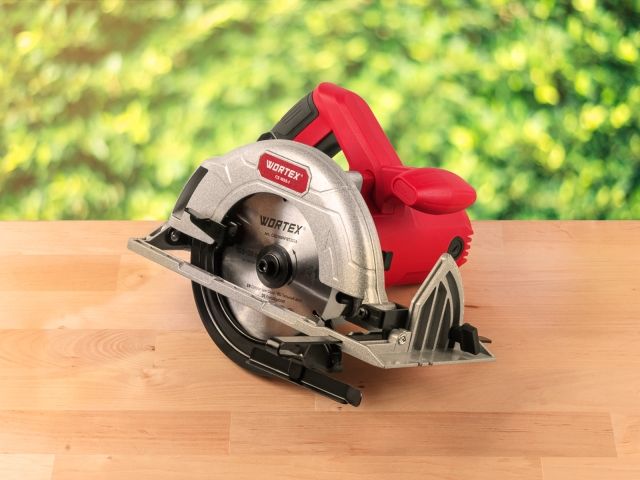 Циркулярная пила WORTEX CS 1655-1 в кор. 1200 Вт, 160 мм, пропил до 55 мм, алюм. подошва (1200 Вт, 160х20 мм 18Т, пропил до 55 мм, алюминиев