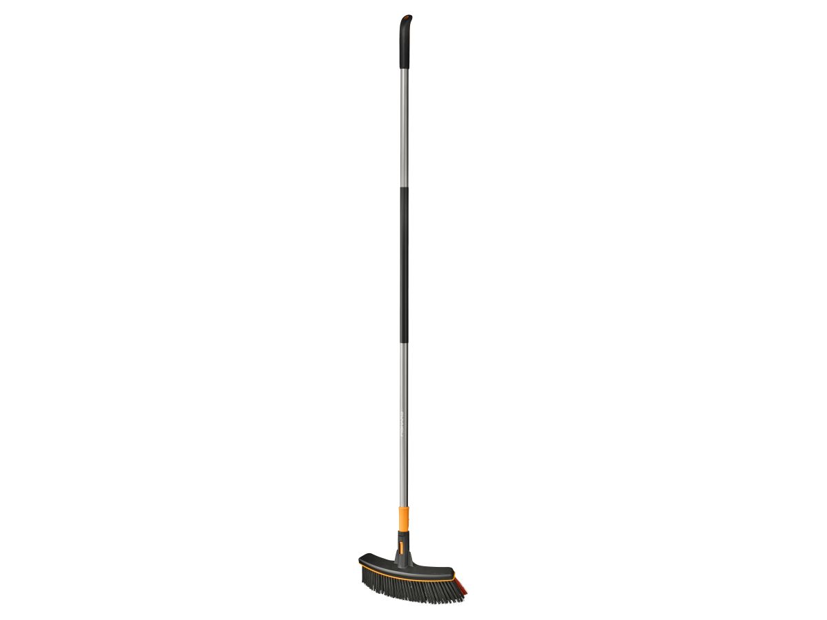 Метла эргономичная FISKARS