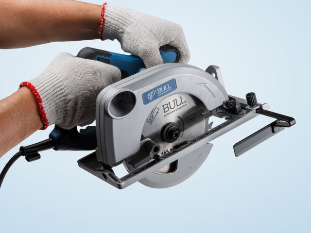 Циркулярная пила BULL KS 1601 в кор.  1300 Вт, 165х20 мм, до 55 мм (Литая алюминиевая платформа, 6000 об/мин)