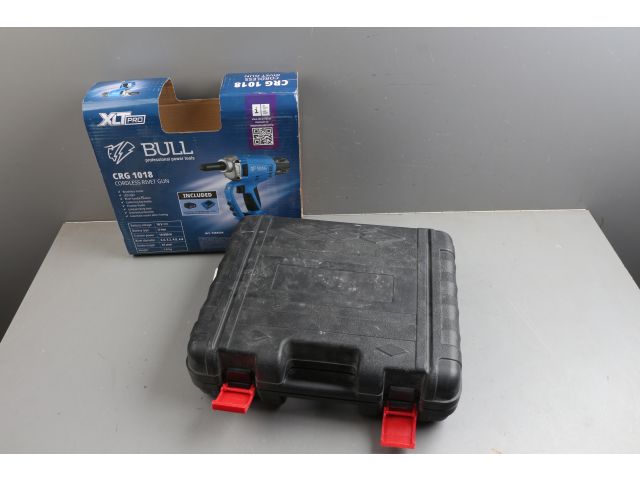 Аккум. заклепочный пистолет BULL CRG 1018 в чем. XLTpro, БЕСЩЕТ., 25 мм, 10000 Н, 1х4 А*ч уцененны (2.4, 3.2, 4.0, 4.8 мм, вытяжные, подсвет